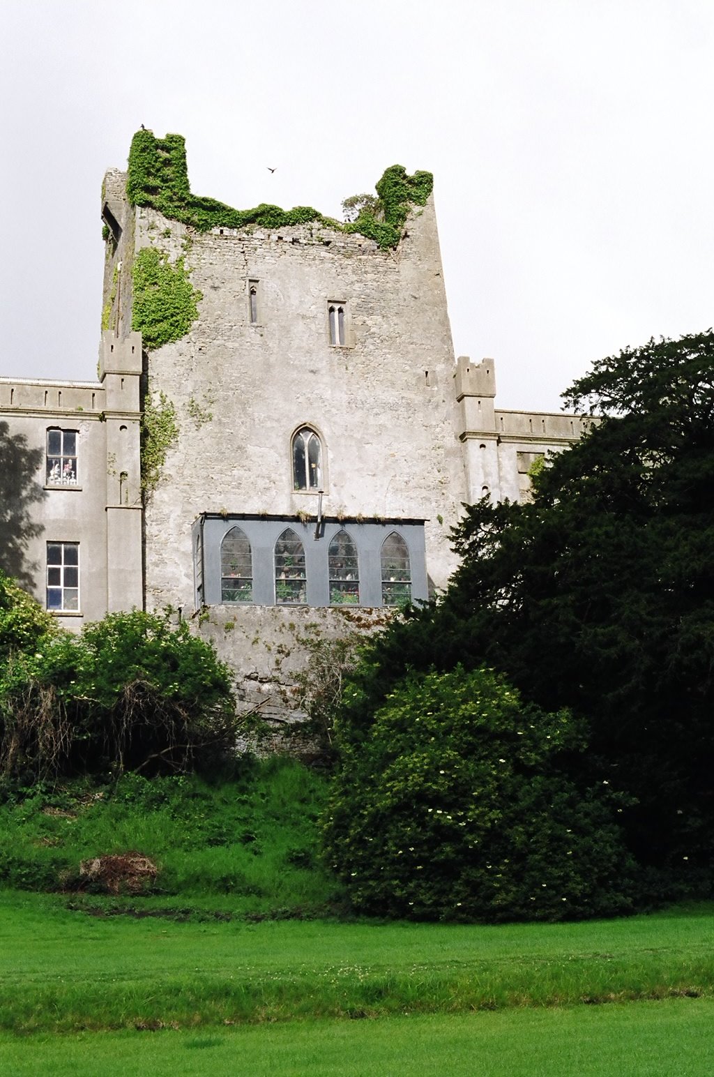 ireland-leap_castle_front3