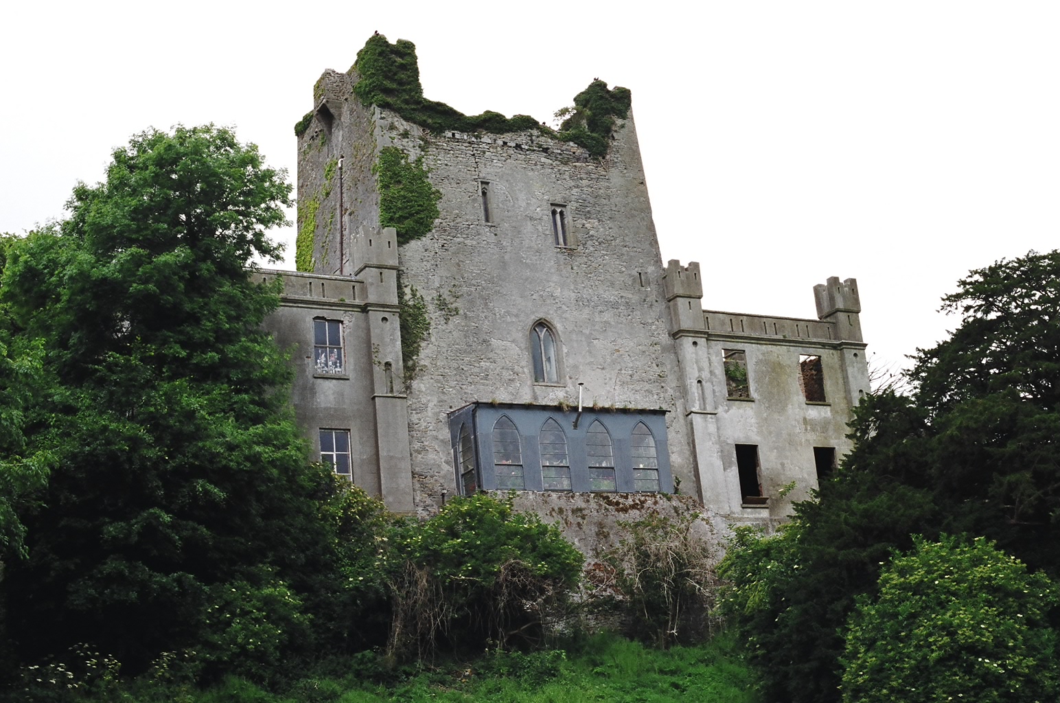 ireland-leap_castle_front2