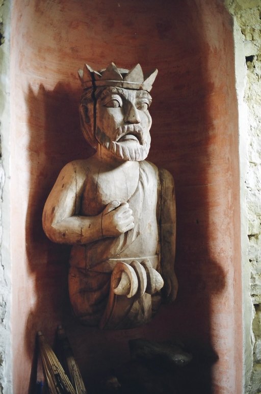 ireland-leap_castle_statue