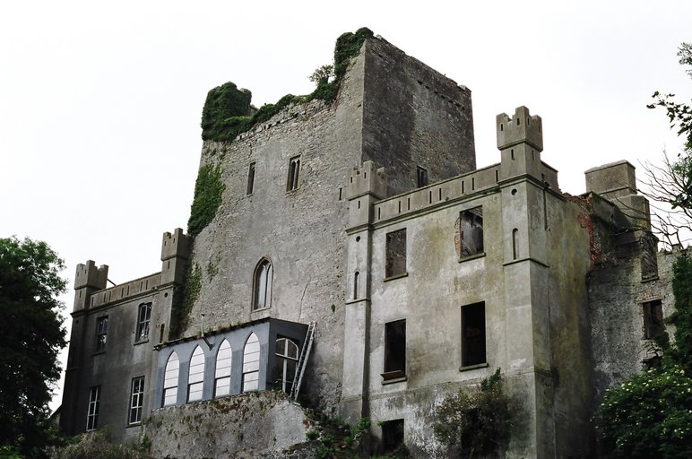 ireland-leap_castle_front1