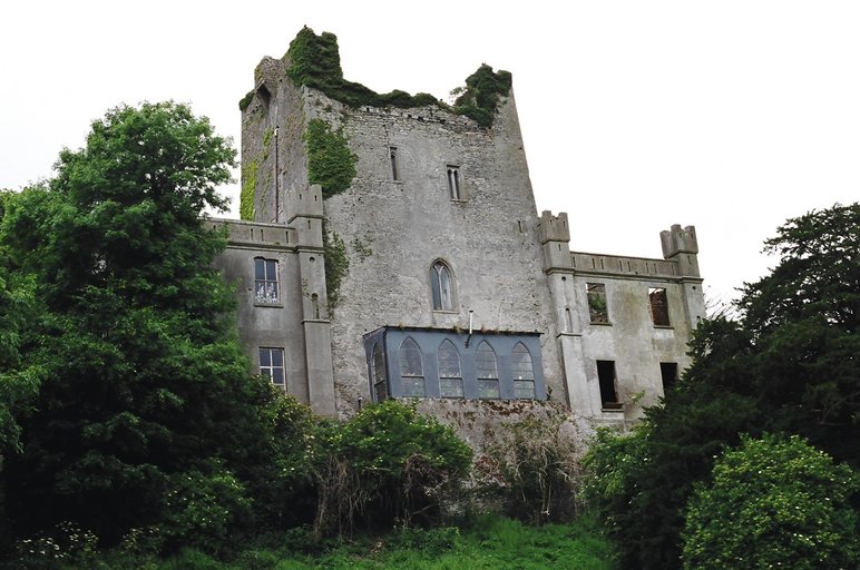 ireland-leap_castle_front2